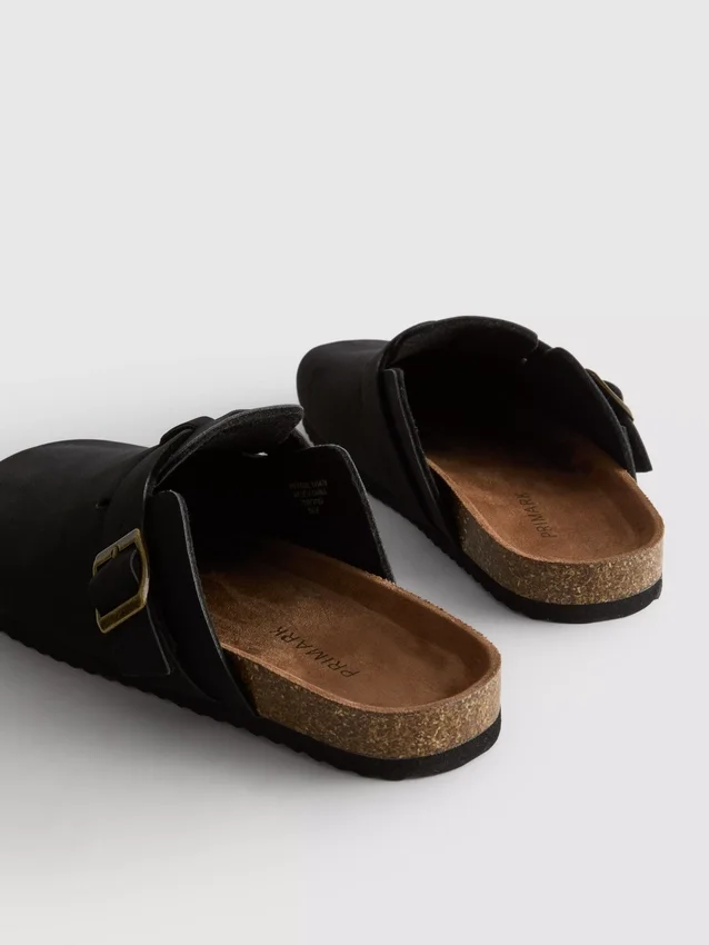 Pantufas tipo mule com biqueira fechada