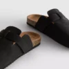 Pantufas tipo mule com biqueira fechada