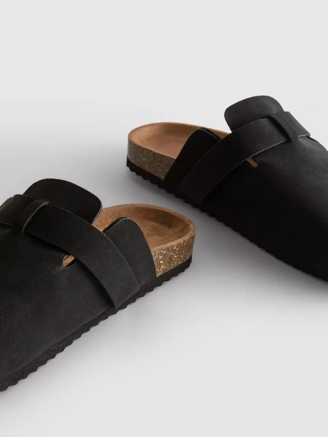 Pantufas tipo mule com biqueira fechada