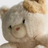 Pequeno brinquedo de pelúcia em forma de gato malhado
