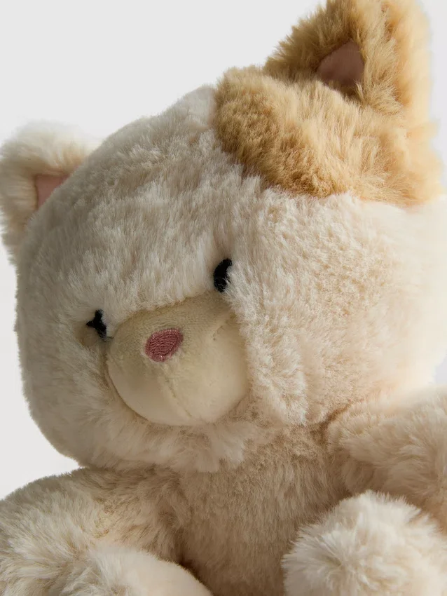 Pequeno brinquedo de pelúcia em forma de gato malhado