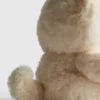 Pequeno brinquedo de pelúcia em forma de gato malhado
