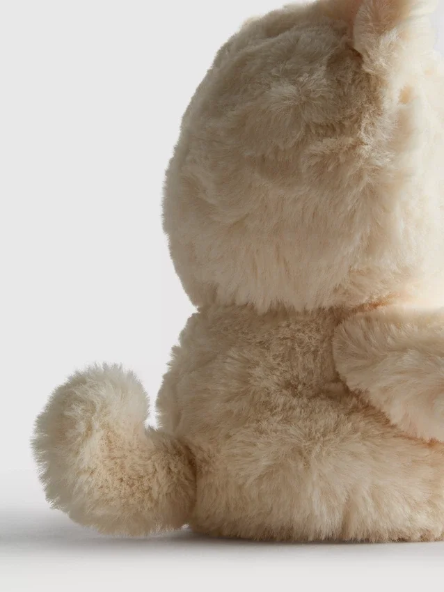 Pequeno brinquedo de pelúcia em forma de gato malhado