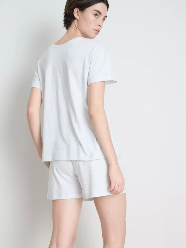 Pijama com t-shirt e calções