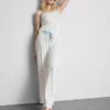 Pijamas com camisola de alças e laço em cetim estampado