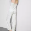 Pijamas com camisola de alças e laço em cetim estampado