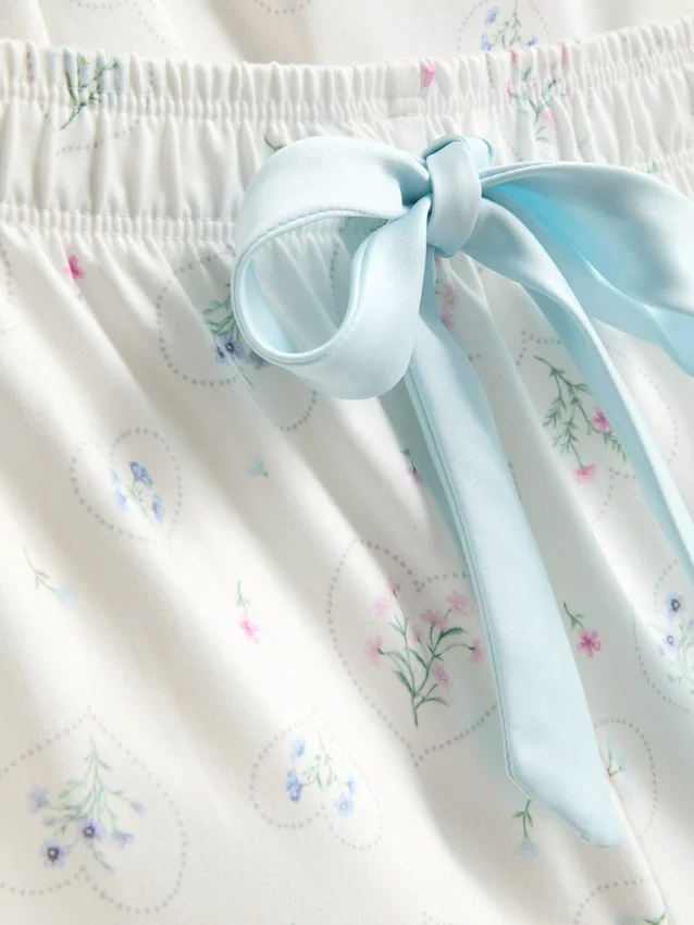 Pijamas com camisola de alças e laço em cetim estampado