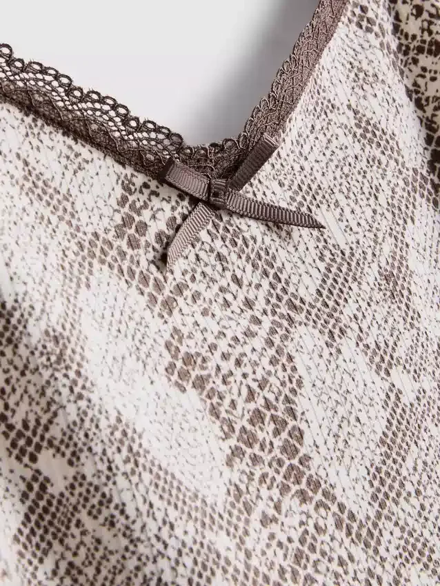 Pijamas com camisola de renda com padrão de leopardo