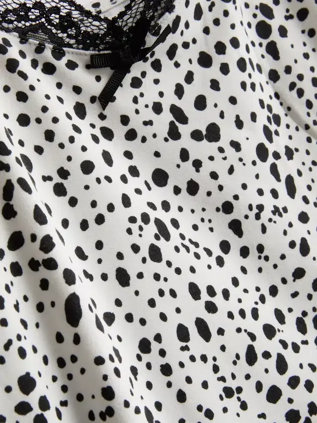 Pijamas com camisola sem mangas e calções estampados