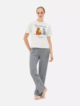 Pijamas com estampado de personagens da Disney