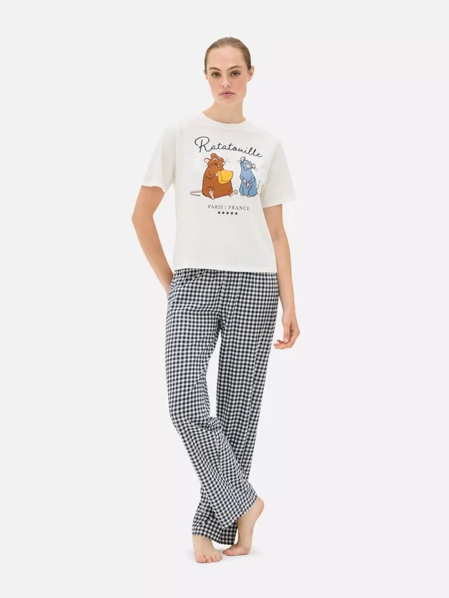 Pijamas com estampado de personagens da Disney