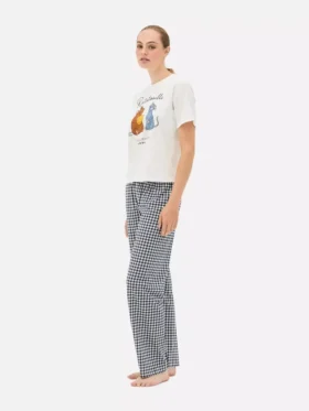 Pijamas com estampado de personagens da Disney