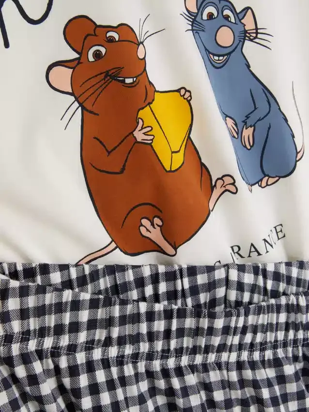 Pijamas com estampado de personagens da Disney