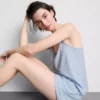 Pijamas curto com camisola de alças às riscas