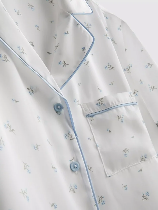 Pijamas curto estilo «boyfriend» em cetim com padrão floral