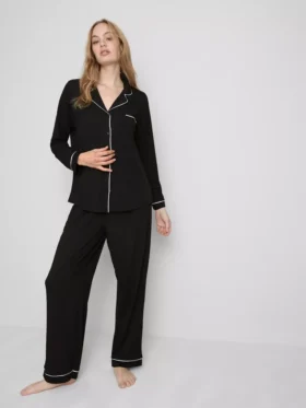 Pijamas estilo «boyfriend» com debrum contrastante