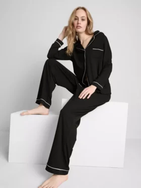 Pijamas estilo «boyfriend» com debrum contrastante