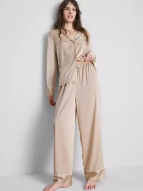 Pijamas estilo boyfriend em cetim