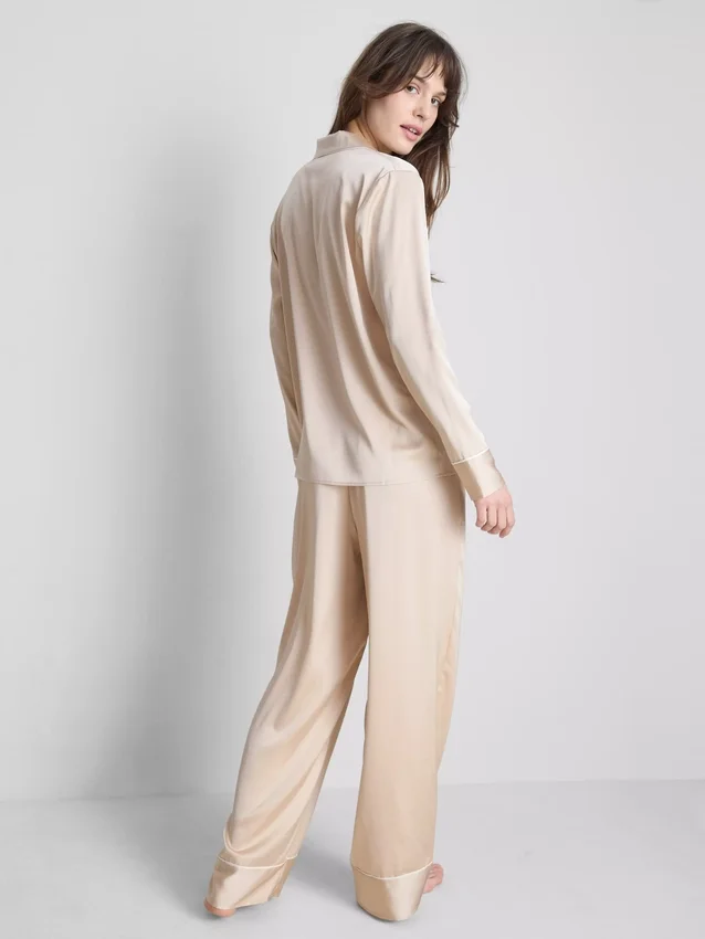 Pijamas estilo boyfriend em cetim
