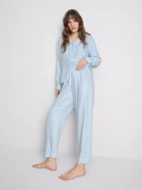 Pijamas estilo «boyfriend» em sarja