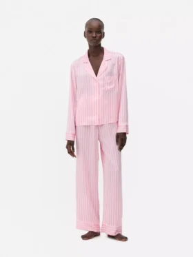 Pijamas às riscas em cetim