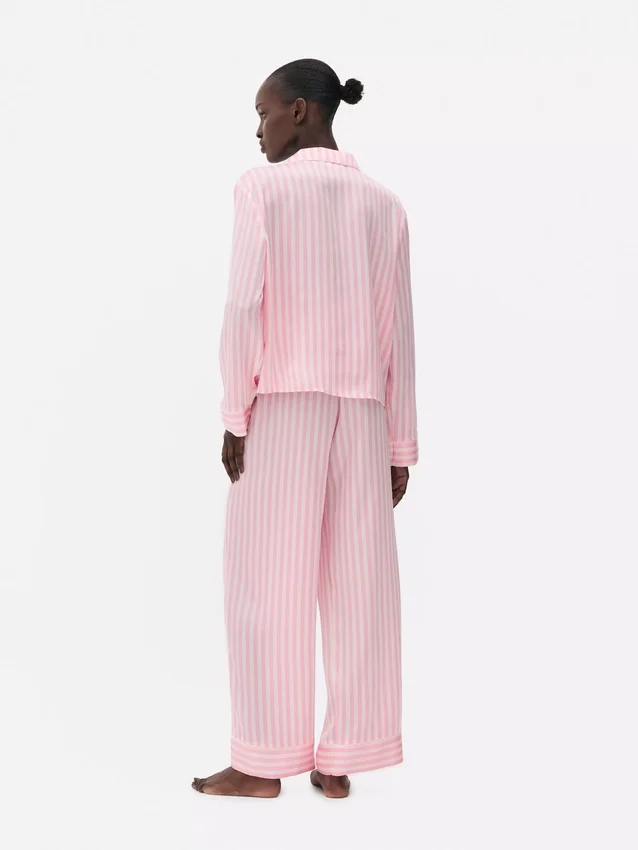 Pijamas às riscas em cetim