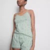Pijamas tipo camisola com acabamentos em renda