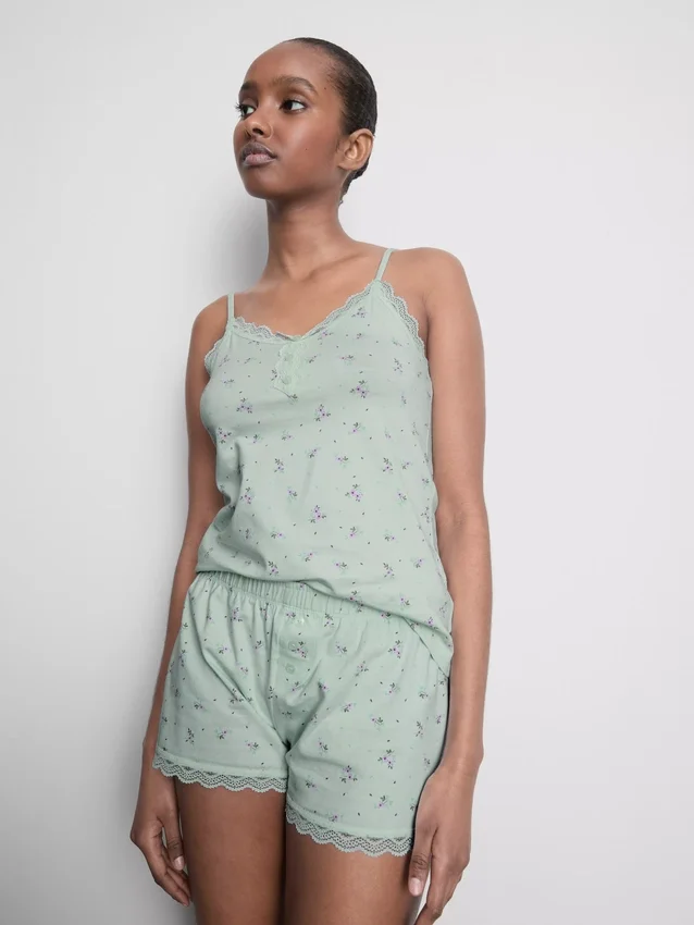 Pijamas tipo camisola com acabamentos em renda