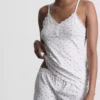Pijamas tipo camisola com acabamentos em renda