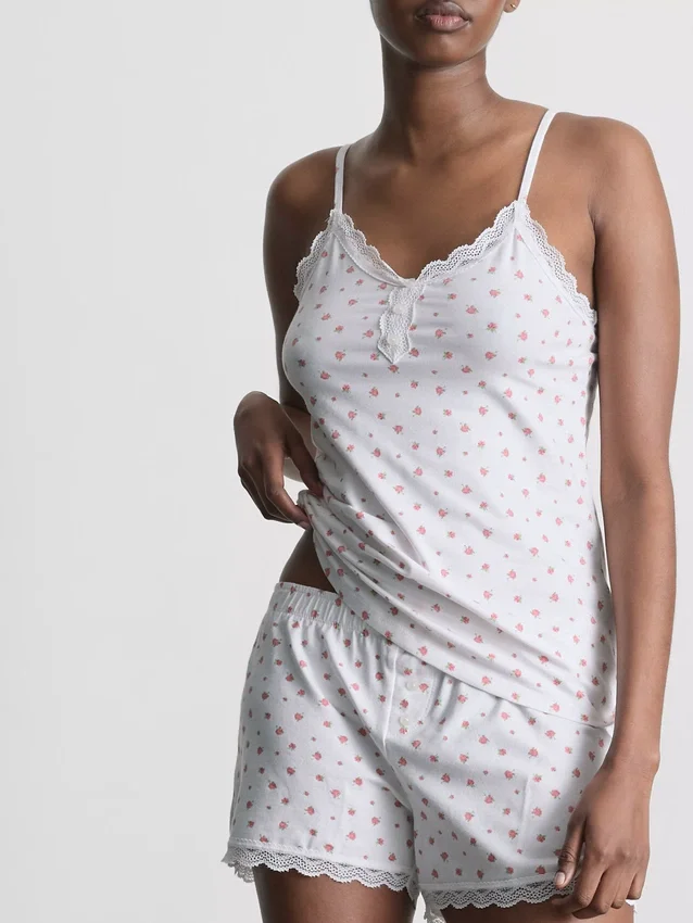 Pijamas tipo camisola com acabamentos em renda