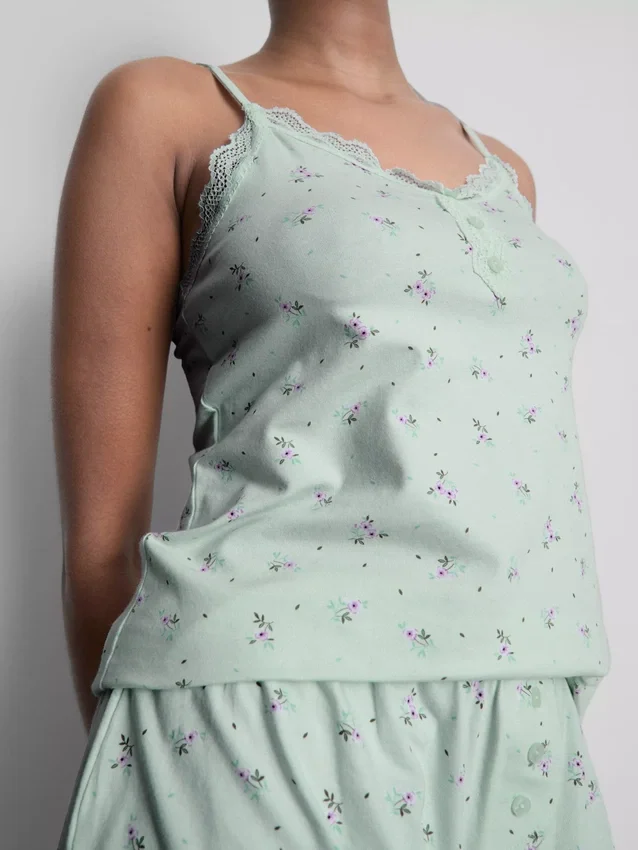 Pijamas tipo camisola com acabamentos em renda