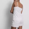 Pijamas tipo camisola com acabamentos em renda