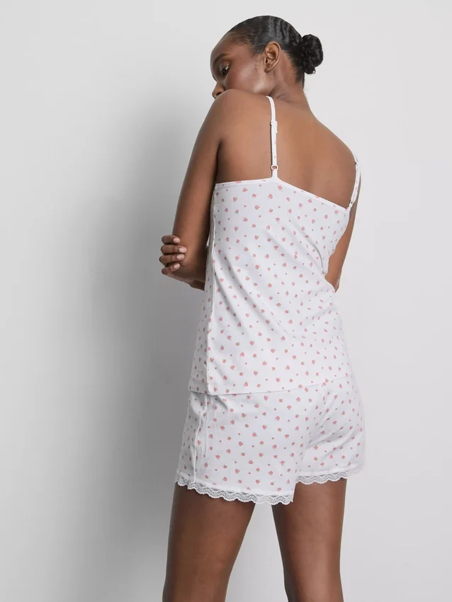 Pijamas tipo camisola com acabamentos em renda