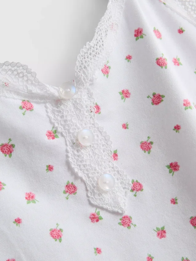 Pijamas tipo camisola com acabamentos em renda