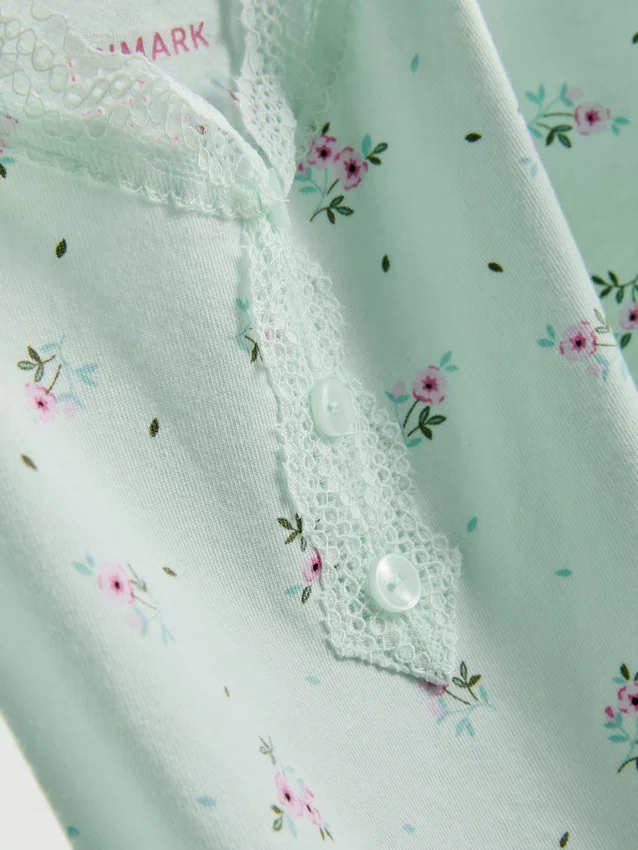 Pijamas tipo camisola com acabamentos em renda