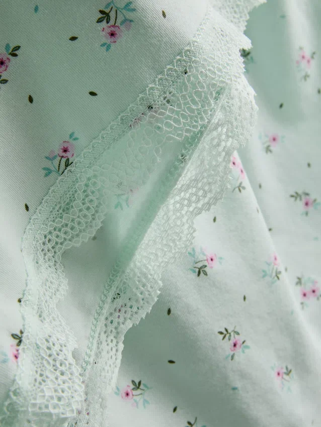 Pijamas tipo camisola com acabamentos em renda