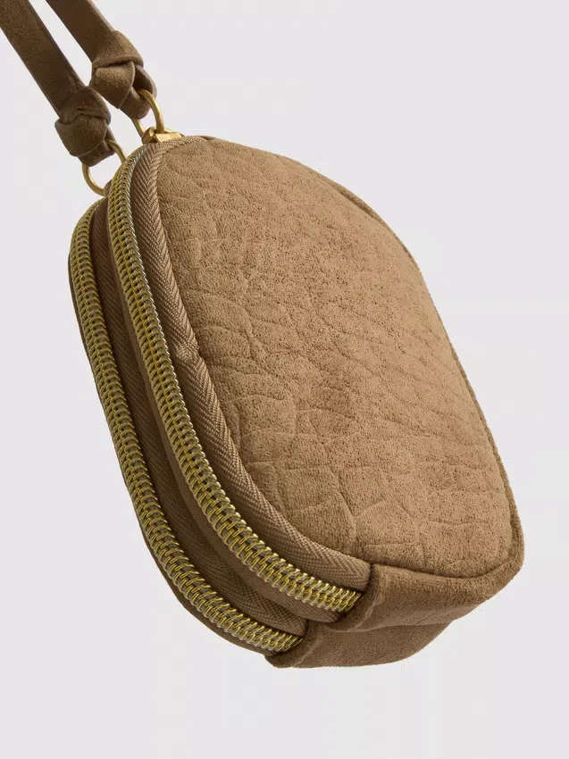 Porta-moedas com efeito de pele de crocodilo