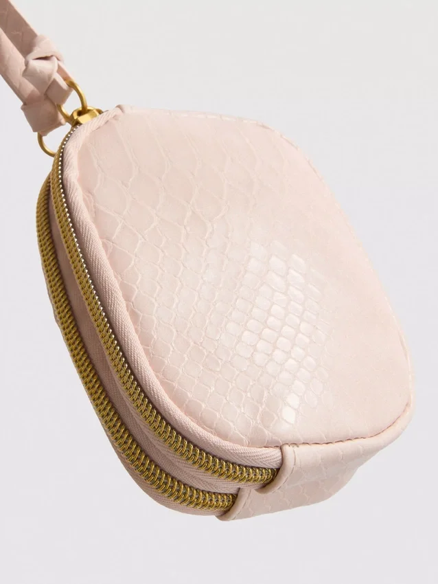 Porta-moedas com efeito de pele de crocodilo