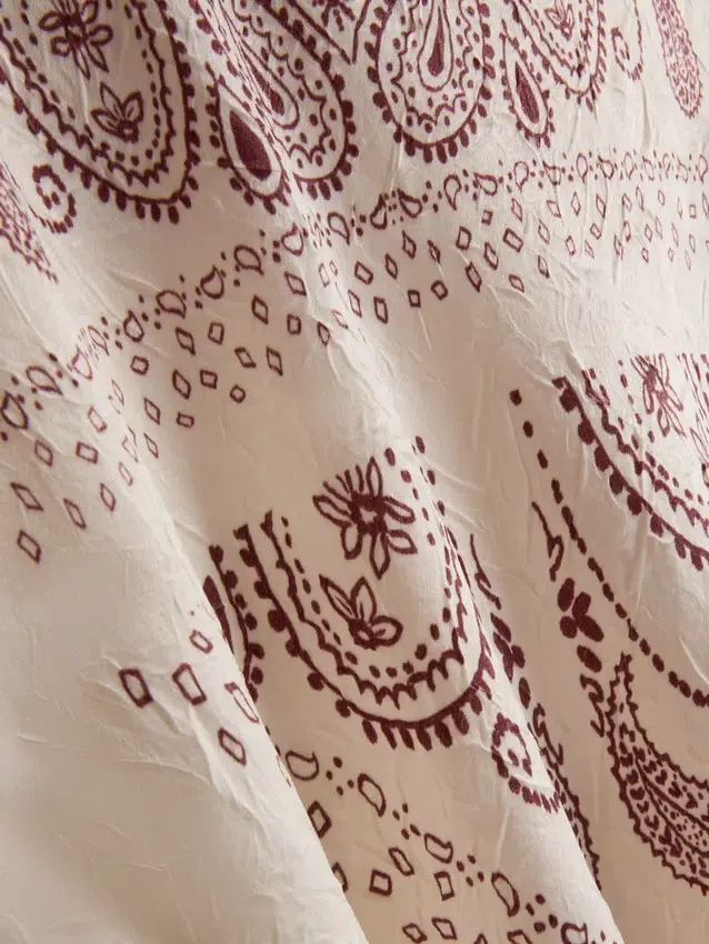 Saia maxi em cetim estampado com corte em viés da Paula Echevarría