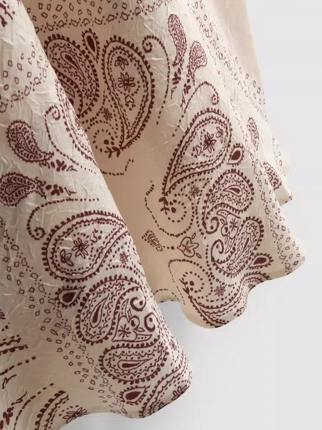 Saia maxi em cetim estampado com corte em viés da Paula Echevarría