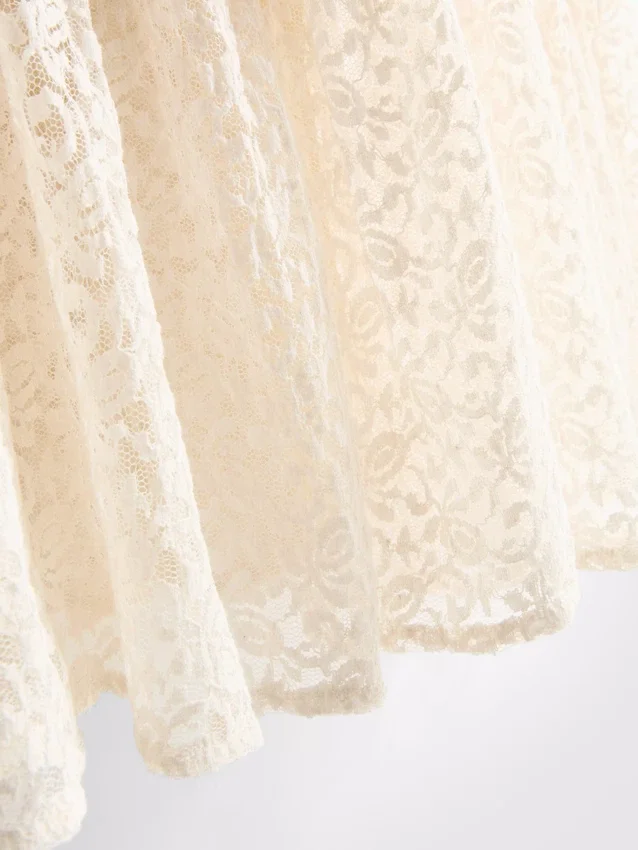 Saia midi em renda enrugada com camadas da Paula Echevarría