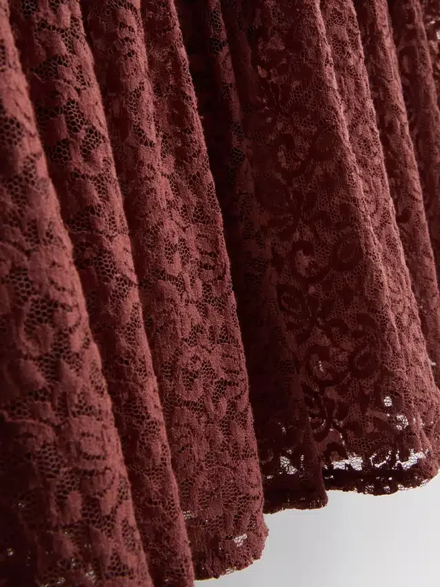Saia midi em renda enrugada com camadas da Paula Echevarría