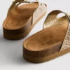 Sandálias com palmilha decorada e fivela dupla