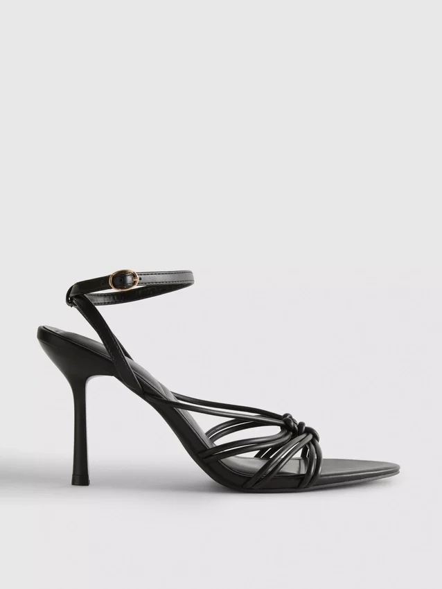 Sandálias com sapatos de salto atados da Paula Echevarría