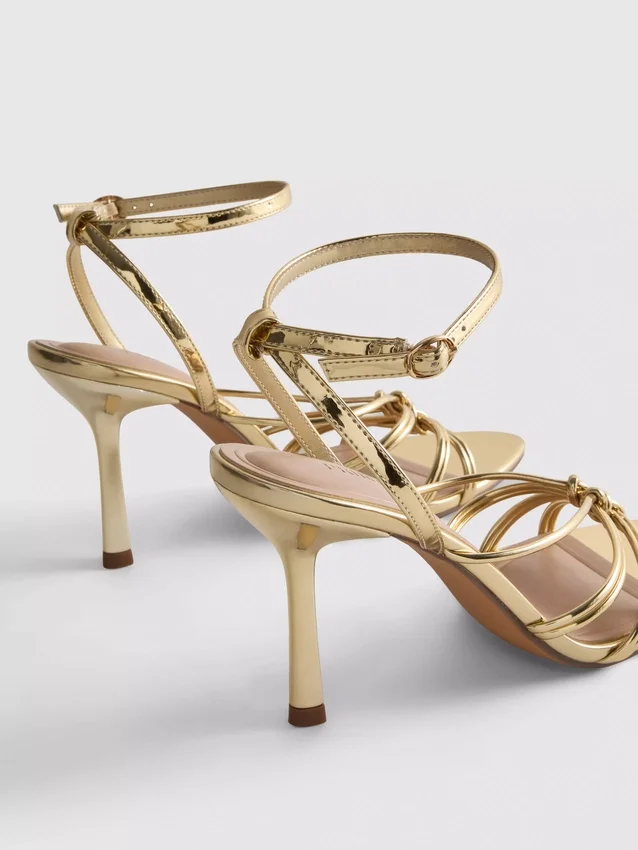 Sandálias com sapatos de salto atados da Paula Echevarría