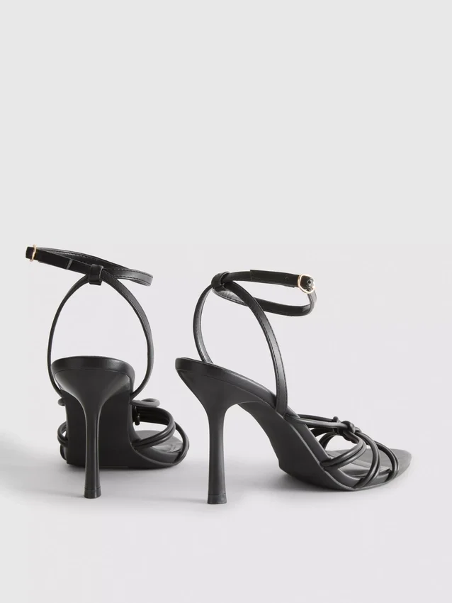 Sandálias com sapatos de salto atados da Paula Echevarría