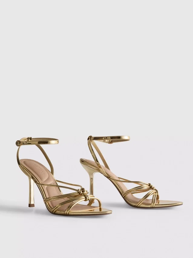 Sandálias com sapatos de salto atados da Paula Echevarría