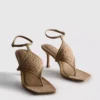 Sandálias com tachas da Paula Echevarría