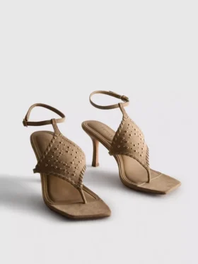 Sandálias com tachas da Paula Echevarría