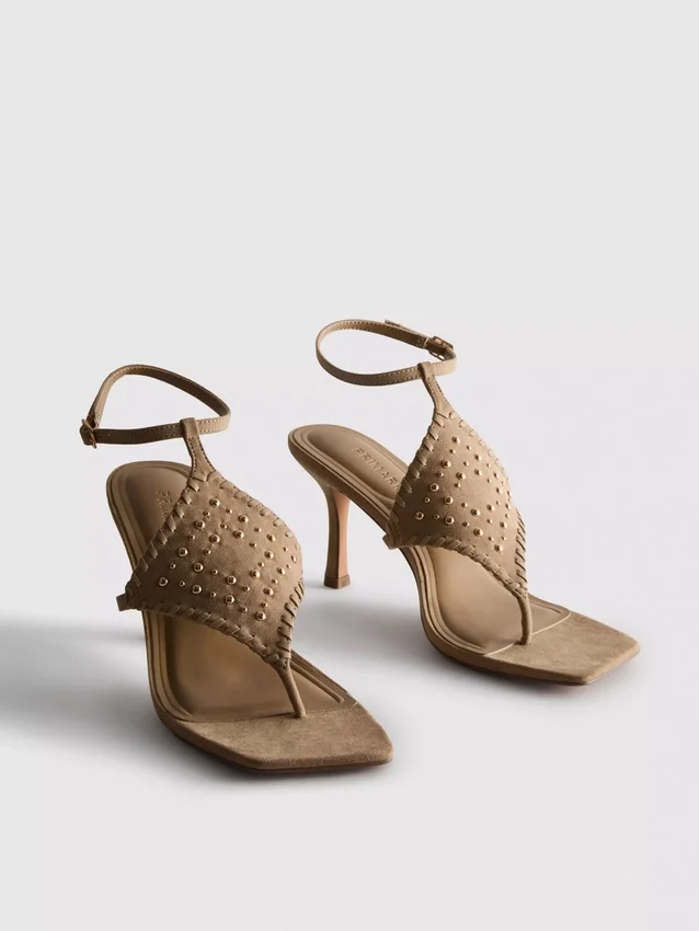 Sandálias com tachas da Paula Echevarría